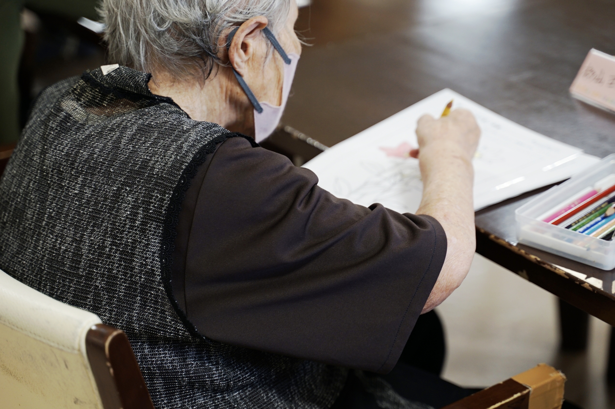 創作活動をする入居者