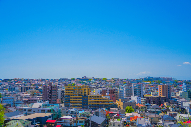 青空と春の住宅街